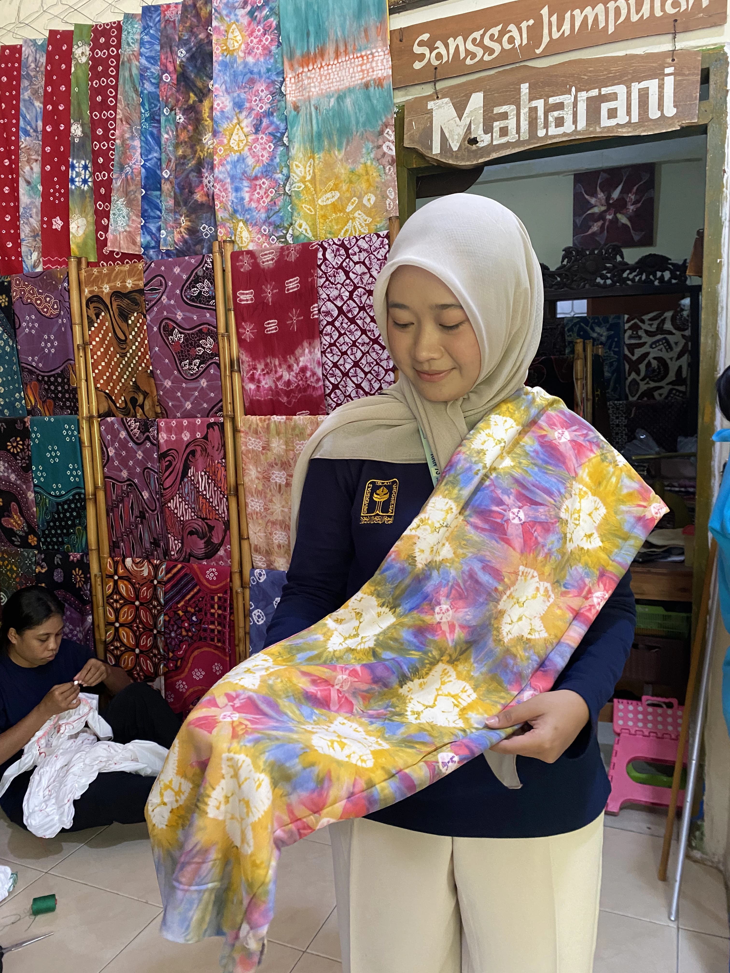 Perajin memperlihatkan kain jumputan di Kampung Wisata Tahunan